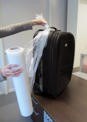 Step 2 - imballare una valigia con pellicola di nylon
