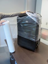 Step 3 - imballare una valigia con pellicola di nylon